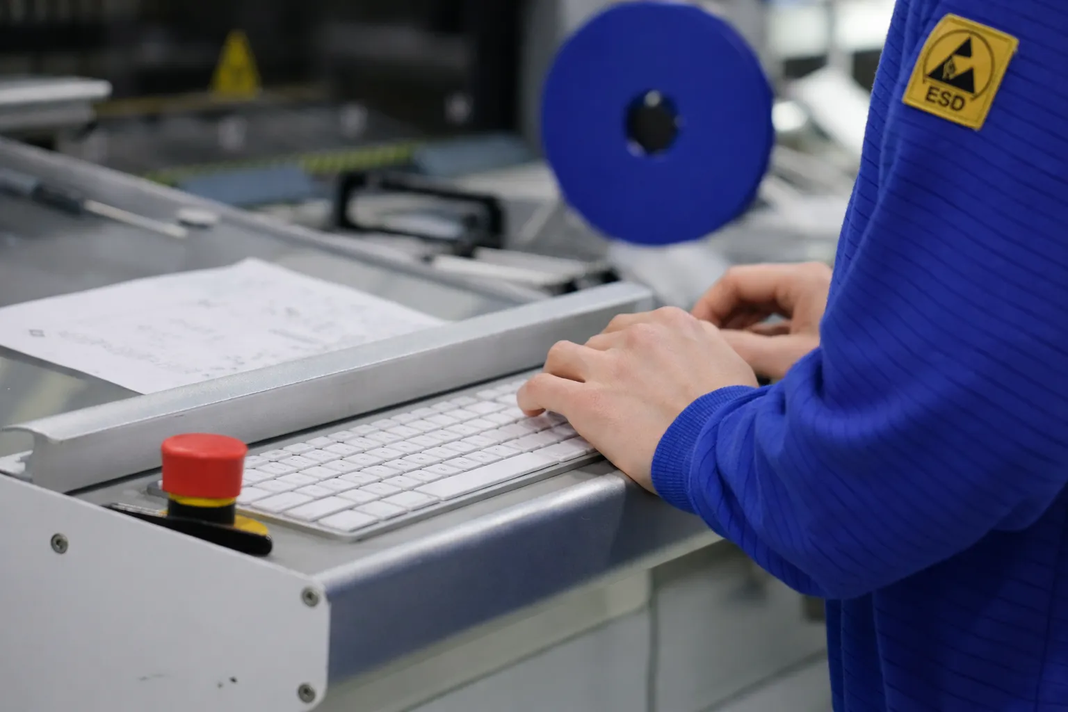 Mensch bedient Maschine für SMD Bestückung